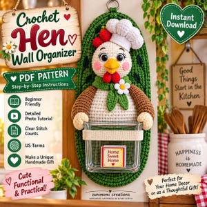 Può includere: Un organizer da parete all'uncinetto con una gallina color crema che indossa un cappello da chef bianco e una sciarpa verde, montato su una base ovale verde scuro. Un contenitore in vetro trasparente contiene un cartello con scritto Home Sweet Home.