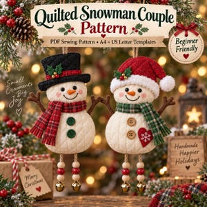 Puede incluir: Un patrón de costura PDF Quilted Snowman Couple con dos adornos de muñecos de nieve acolchados, bufandas y piernas colgantes con cuentas y cascabeles. El texto dice Quilted Snowman Couple Pattern, PDF Sewing Pattern, A4 + US Letter Templates, Beginner Friendly, Small Ornaments Big Joy, Handmade Happier Holidays y Merry Christmas.