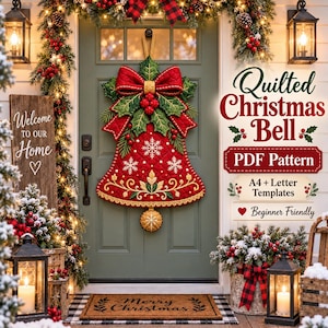 Puede incluir: Un colgante de pared con forma de campana navideña acolchada que presenta una gran campana de tela roja con bordados de copos de nieve blancos, hojas de acebo verdes y un lazo rojo. El texto dice Quilted Christmas Bell PDF Pattern, A4 + Letter Templates.