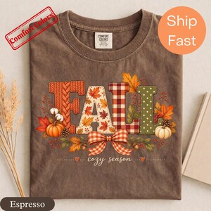 Maglietta autunnale accogliente, T-shirt patchwork con scritta autunnale, T-shirt con grafica di zucche e foglie autunnali (CC653)