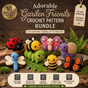 Op de afbeelding: Een haakpatroonbundel getiteld Adorable Garden Friends met tien patronen. De afbeelding toont gehaakte figuren waaronder een lieveheersbeestje, bij, vlinder, rups, libel, slak en monarchvlinder op een houten ondergrond.