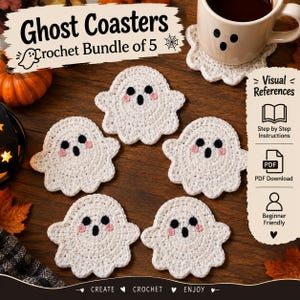 Könnte beinhalten: Ein Set aus fünf weißen gehäkelten Geister-Untersetzern mit schwarzen Augen und Mündern sowie rosa Wangen. Das Bild enthält den Text Ghost Coasters Crochet Bundle of 5, Visual References, Step by Step Instructions, PDF Download und Beginner Friendly.