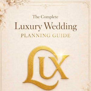 以下が含まれることがあります： 「The Complete Luxury Wedding Planning Guide」というタイトルのウェディングプランニングガイド。表紙には金色の文字と金色の「LUX」ロゴが使用されています。クリーム色の背景に、フローラルのアクセントと装飾的なボーダーがデザインを縁取っています。