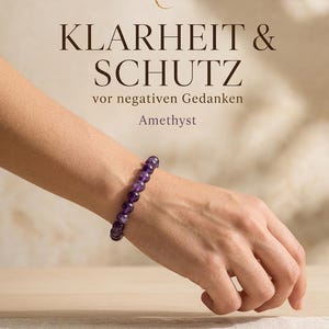 Könnte beinhalten: Ein elastisches Armband aus runden, polierten violetten Amethystperlen. Der Text KLARHEIT & SCHUTZ vor negativen Gedanken Amethyst steht in einer dunkelbraunen Serifenschrift über dem Armband vor einem hellbeigen Hintergrund.