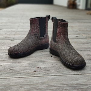 Gevilte chelseaboots met rubberen zolen en versterkte neus, met geüpcycled leer gevoerde binnenzool