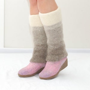 Aus natürlicher Wolle gestrickte Beinstulpen in beige ombre Farbe - Stiefelsocken - Damen Beinwärmer - Stiefelmanschetten - Socken für Stiefel