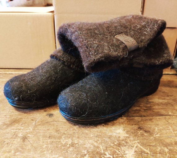 Gekochte Wollschuhe aus Bio Wolle mit Gummisohlen und gestrickten Oberteilen Gekochte Wollschuhe aus Bio Wolle mit Gummisohlen und gestrickten Oberteilen