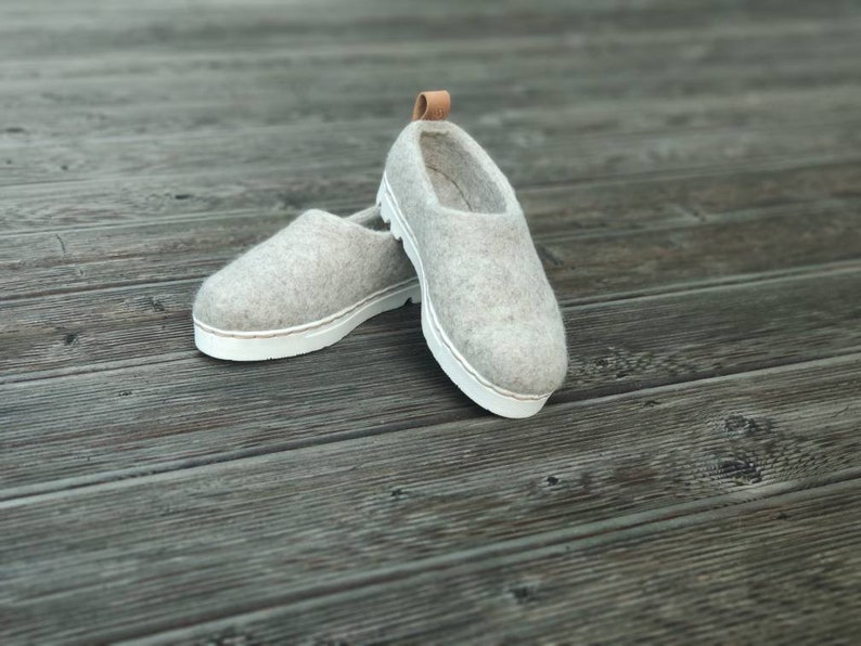 flexible sole running shoes