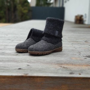 Schoenen van gekookte wol van biologische wol met rubberen zolen en gebreid bovenwerk in donkergrijs