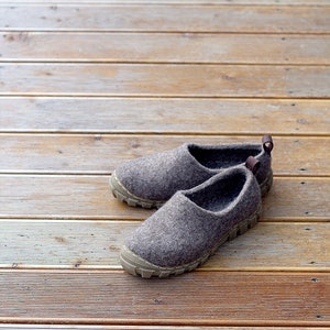 Felt wool outdoor shoes in Grey with sturdy rugged rubber soles image 7