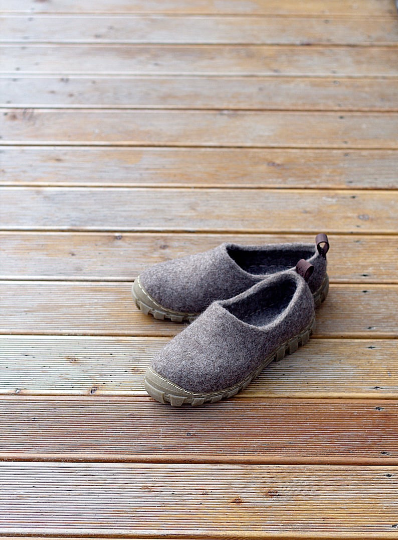 Felt wool outdoor shoes in Grey with sturdy rugged rubber soles image 7