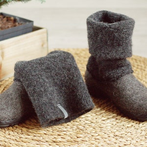 Schoenen van gekookte wol van biologische wol met rubberen zolen en gebreid bovenwerk in donkergrijs