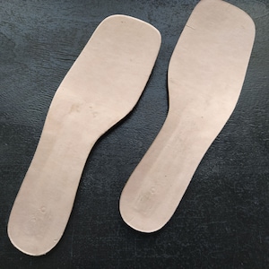 Einlegesohlen mit Schaft für die Schuhmacherkunst in Damengrößen, Perepons aus Pappe und Metallschaft