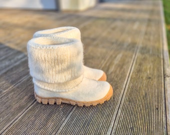 Natural white snow boots, felted winter boots, light colour snow boots