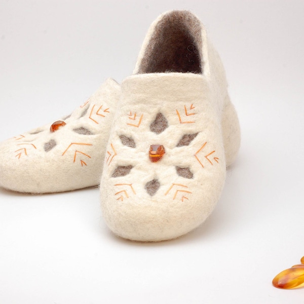 Handgemachte gefilzte Wolle Clogs mit baltischem Bernstein, bestickte Filzschuhe weiß grau, Bio Wolle Hausschuhe, Boho Brautgeschenk