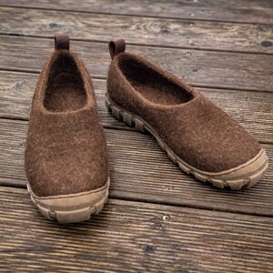 Felt wool outdoor shoes in Grey with sturdy rugged rubber soles image 9