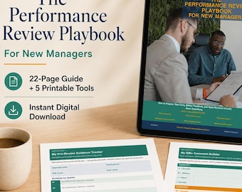 Puede incluir: Una tableta digital que muestra The Performance Review Playbook for New Managers, acompañada de dos páginas impresas tituladas My Pre-Review Evidence Tracker y My 50+ Comment Builder, con acentos y texto en verde y naranja.