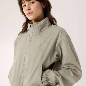 Chaqueta Arcteryx Naya corta con capucha plegable para mujer, cortavientos ligero para exteriores, estilo Gorpcore Streetwear.