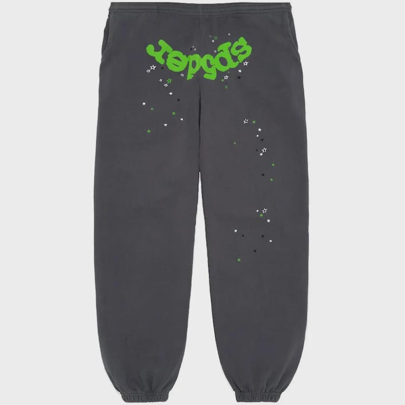 Pu&ograve; includere: Pantaloni della tuta grigio scuro con la scritta "Yepdas" in verde, testo stilizzato sulla parte superiore della schiena. I pantaloni presentano una dispersione di stelle bianche, verdi e nere. I pantaloni della tuta hanno polsini elastici alle caviglie.