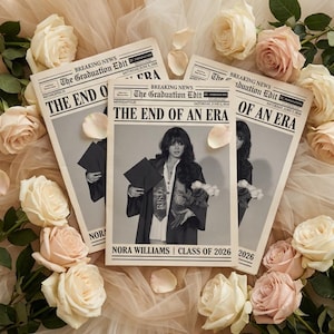 Op de afbeelding: Afstudeeraankondigingen in krantenstijl met de kop "THE END OF AN ERA", met een afgestudeerde in toga en hoed, omringd door rozen en tule. De aankondigingen luiden "NORA WILLIAMS | CLASS OF 2026".