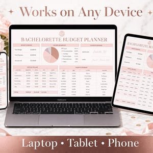 Peut inclure: Un ordinateur portable, une tablette et un téléphone affichent un document "Bachelorette Budget Planner" rose et blanc. Les appareils sont disposés sur une surface en marbre avec des fleurs et un verre de champagne. Le texte en haut dit "Works on Any Device."