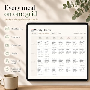 Pu&ograve; includere: Un pianificatore settimanale di pasti digitale visualizzato su uno schermo di tablet, con una griglia per colazione, pranzo, cena e spuntini dal 6 al 12 luglio 2026. L'interfaccia include conteggio calorico e nomi dei pasti.