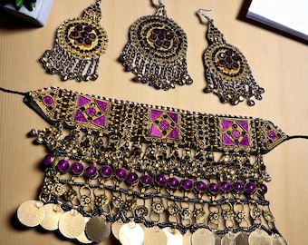 Conjunto de joias artesanais tribais com pedras roxas. Lindos brincos choker que chamam a atenção, perfeitos para festivais de mehndi e casamentos.