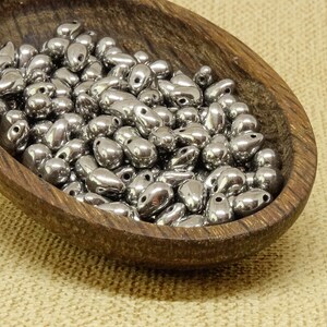 40pc Larmes grises 6mm Perles de verre tchèques Opaques métalliques argent chaud petites gouttes de poire chatoyantes brillantes image 1