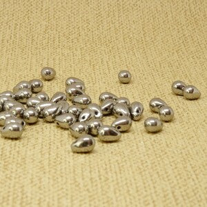 40pc Larmes grises 6mm Perles de verre tchèques Opaques métalliques argent chaud petites gouttes de poire chatoyantes brillantes image 2