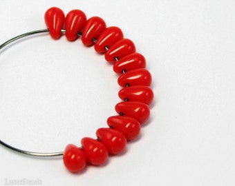 Pequeñas cuentas de vidrio checo en forma de lágrima roja brillante de 6 mm - 50 unidades