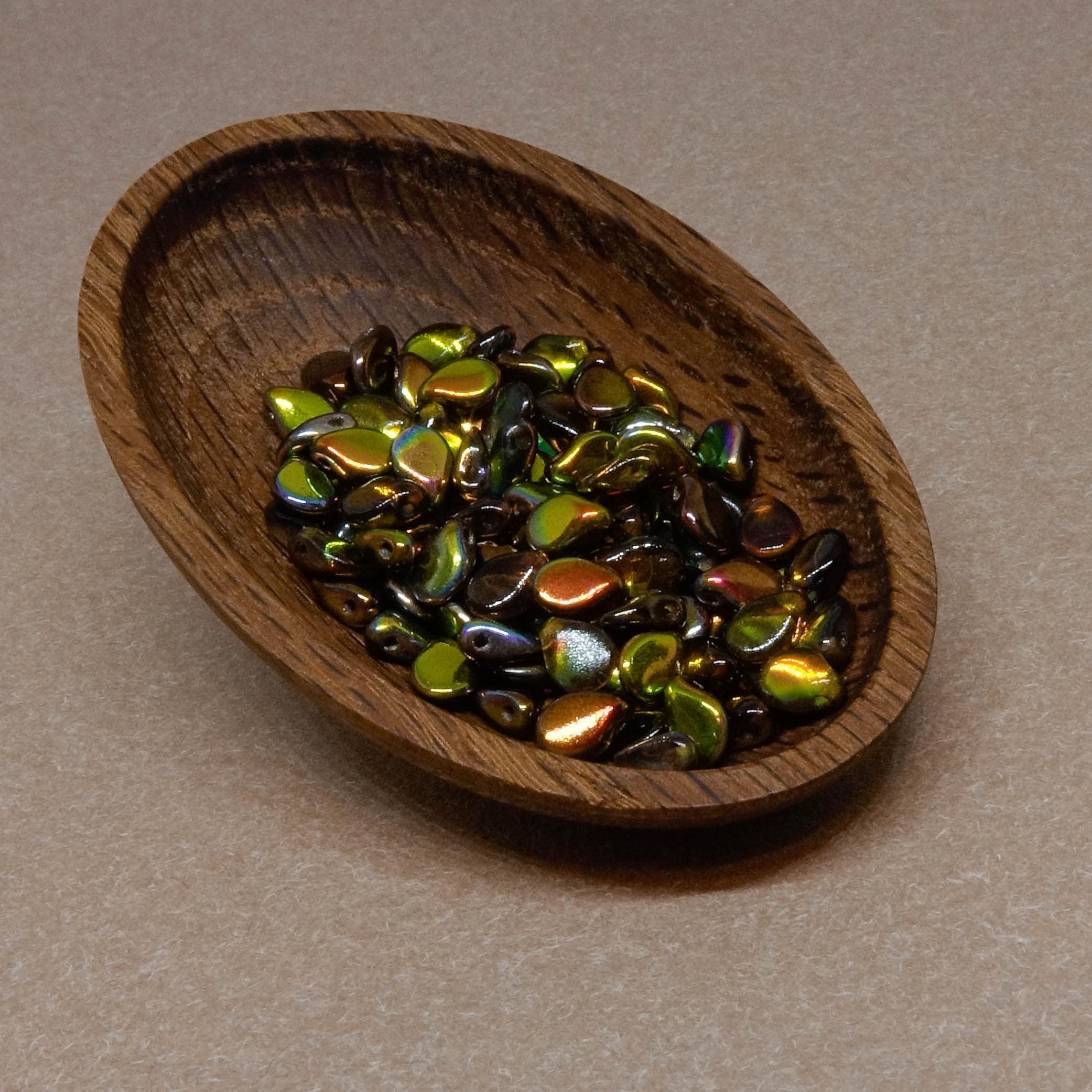 チェコガラスピップビーズ 25個入り：7mm クリスタルマジック グリーン