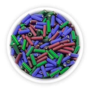 Puede incluir: Un cuenco blanco lleno de cuentas de vidrio de colores. Las cuentas son cilíndricas y vienen en tonos de azul, verde y rojo. Las cuentas están dispersas por todo el cuenco, creando una apariencia vibrante y texturizada.