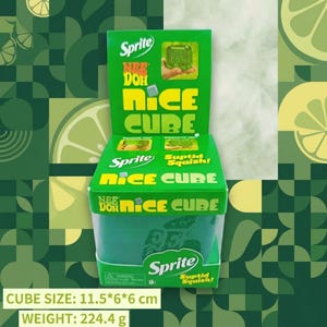 K&ouml;nnte beinhalten: Ein gr&uuml;nes Sprite Nee Doh Nice Cube Sensorik-Spielzeug in der Originalverpackung. Die Schachtel zeigt das Sprite-Logo, den Text Nice Cube und den Schriftzug Super Squish. Die Verpackung gibt eine W&uuml;rfelgr&ouml;&szlig;e von 11,5 x 6 x 6 cm und ein Gewicht von 224,4 Gramm an.