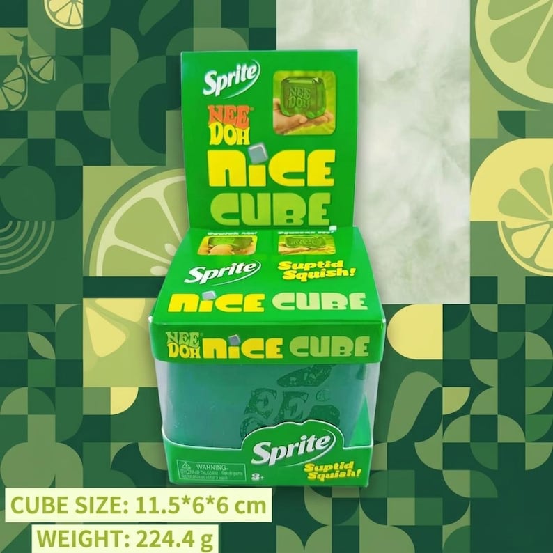 K&ouml;nnte beinhalten: Ein gr&uuml;nes Sprite Nee Doh Nice Cube Sensorik-Spielzeug in der Originalverpackung. Die Schachtel zeigt das Sprite-Logo, den Text Nice Cube und den Schriftzug Super Squish. Die Verpackung gibt eine W&uuml;rfelgr&ouml;&szlig;e von 11,5 x 6 x 6 cm und ein Gewicht von 224,4 Gramm an.