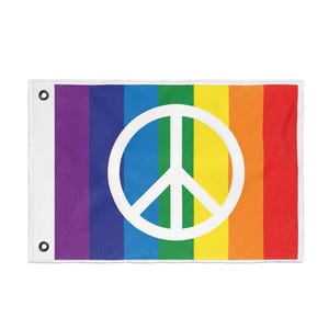 Può includere: Una bandiera rettangolare con sfondo arcobaleno e un simbolo di pace bianco al centro. La bandiera ha una striscia verticale bianca sul lato sinistro con due occhielli. Le strisce arcobaleno includono viola, blu, verde, giallo, arancione e rosso.