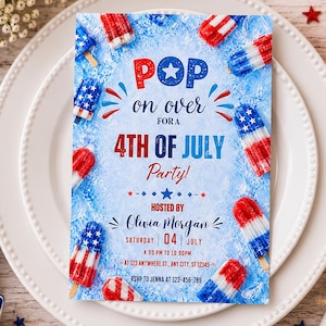 Op de afbeelding: Een feestelijke 4 juli-feestuitnodiging met illustraties van rode, witte en blauwe ijslolly's. De uitnodiging luidt "Pop on over for a 4th of July Party!" en bevat evenementdetails. De uitnodiging ligt op een wit bord met decoraties.