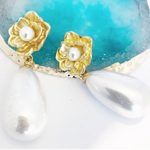 Large Pearl Drop Earrings, Pearl flower stud Earrings, White Pearl Earrings, flower pearl earring, pearl Jewelry, wedding jewellery