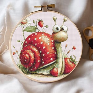 Korsstygnsmönster med jordgubbssnigel, kawaii trädgårdskonst, broderidesign med Cottagecore (PDF)