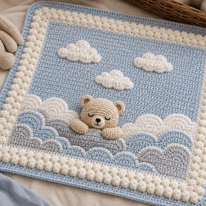 Può includere: Una coperta quadrata all'uncinetto con sfondo azzurro, nuvole bianche e un muso di orsetto beige al centro. Il bordo è caratterizzato da un motivo a rilievo bianco. Il design presenta nuvole stratificate di colore blu e bianco.