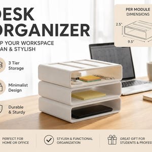 Op de afbeelding: Een witte bureau-organizer met drie niveaus met de tekst "DESK ORGANIZER" en "KEEP YOUR WORKSPACE CLEAN & STYLISH". Elke module is 24 cm lang, 20 cm breed en 6 cm hoog. De organizer staat op een houten bureau met een laptop en een mok.