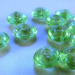 Pale grass green tire/saucer recycled glass bead 38 pcs. about 15 x 7 mm. Bild 3