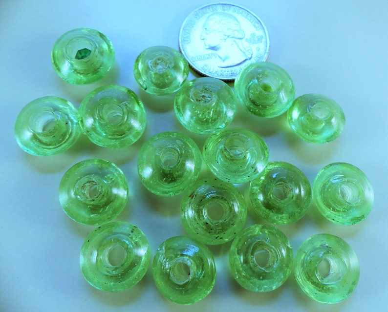 Pale grass green tire/saucer recycled glass bead 38 pcs. about 15 x 7 mm. Bild 1