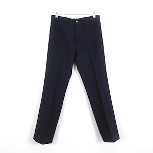 Può includere: Un paio di pantaloni blu scuro a gamba dritta.