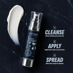 Puede incluir: Un frasco de producto para el cuidado de la piel con dispensador de bomba, etiquetado como "Particle Men's Formula Daily Care Face Cream". Una muestra de crema blanca est&aacute; al lado del frasco. Instrucciones: Limpiar, Aplicar, Extender.