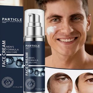 Puede incluir: Una caja y un frasco azul oscuro de Particle Men's Formula Daily Care Face Cream. El frasco tiene una bomba plateada y una tapa transparente. La caja y el frasco tienen texto blanco que dice "Particle Aesthetic Science for Men" y "Face Cream". El frasco contiene 50 ml.