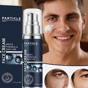 K&ouml;nnte beinhalten: Eine dunkelblaue Schachtel und Flasche Particle Men's Formula Daily Care Face Cream. Die Flasche hat eine silberne Pumpe und einen transparenten Deckel. Auf der Schachtel und der Flasche steht in wei&szlig;er Schrift "Particle Aesthetic Science for Men" und "Face Cream". Das Bild zeigt auch einen Mann mit Creme im Gesicht.