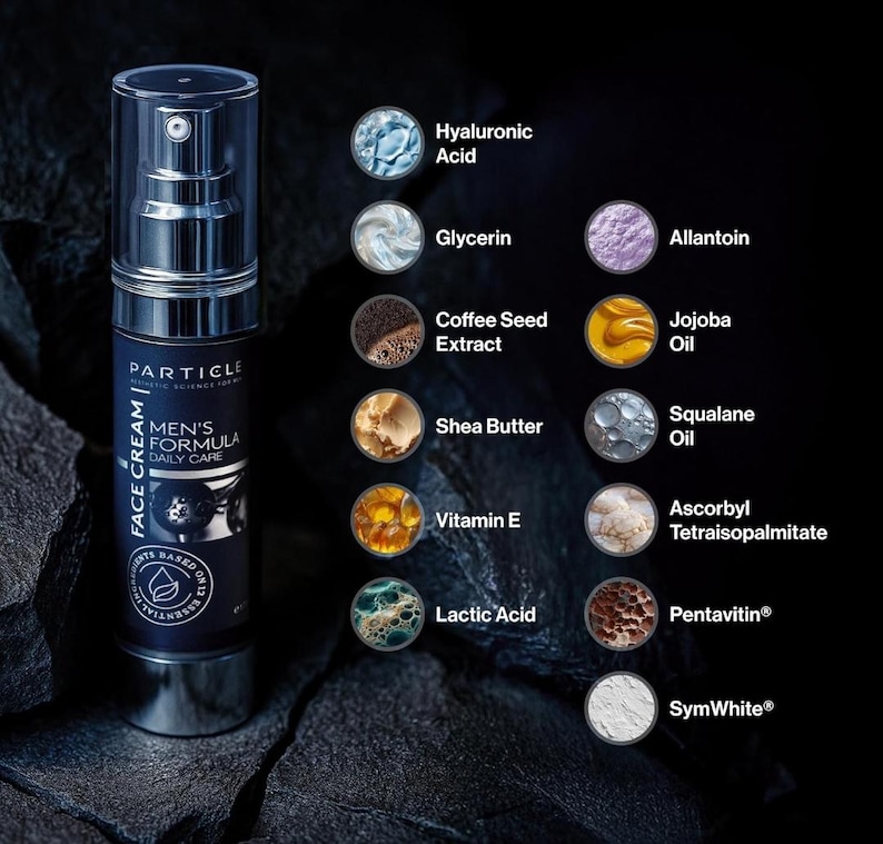 K&ouml;nnte beinhalten: Eine dunkelblaue Particle Men's Formula Gesichtscreme-Flasche mit transparentem Deckel. Das Etikett listet Inhaltsstoffe wie Hyalurons&auml;ure, Sheabutter und Vitamin E auf. Der Hintergrund ist dunkel mit Zutatenillustrationen.