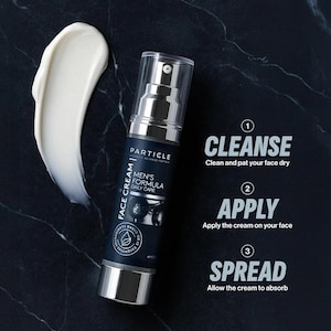 K&ouml;nnte beinhalten: Eine Hautpflegeproduktflasche mit einem Pumpspender, beschriftet mit "Particle Men's Formula Daily Care Face Cream". Ein wei&szlig;er Cremestrich befindet sich neben der Flasche. Anweisungen: Reinigen, Auftragen, Verteilen.
