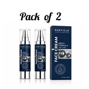 Puede incluir: Un paquete de dos botellas de crema facial Particle Men's Formula Daily Care y una caja azul marino. Las botellas son plateadas y azul marino con el texto "FACE CREAM" y "MEN'S FORMULA DAILY CARE". La caja tambi&eacute;n tiene el texto "PARTICLE" y "0.17 fl. oz / 50ml".