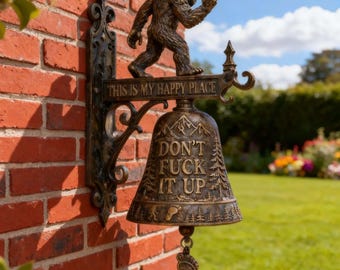Campanello Sasquatch Happy Place, decorazione da giardino con Bigfoot maleducato, campanello per porta da esterno in resina, regalo divertente e originale per uomo, decorazione per patio